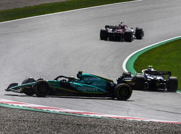 Sebastian Vettel (Aston Martin) fährt nach einem Dreher in Spielberg 2022 zurück auf die Strecke Sebastian Vettel (Aston Martin) fährt nach einem Dreher in Spielberg 2022 zurück auf die Strecke