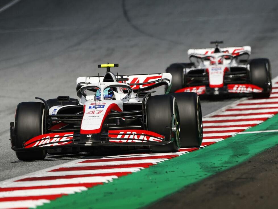 Mick Schumacher vor seinem Haas-Kollegen Kevin Magnussen in Spielberg 2022