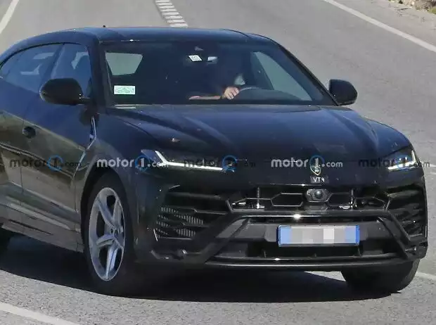 Lamborghini Urus PHEV (2022) als Erlkönig Titel-Bild zur News: Lamborghini Urus PHEV (2022) als Erlkönig
