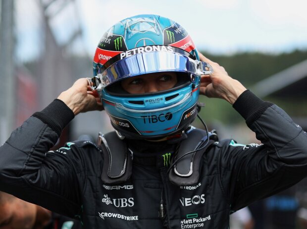 Titel-Bild zur News: Mercedes-Fahrer George Russell zieht seinen Formel-1-Helm an