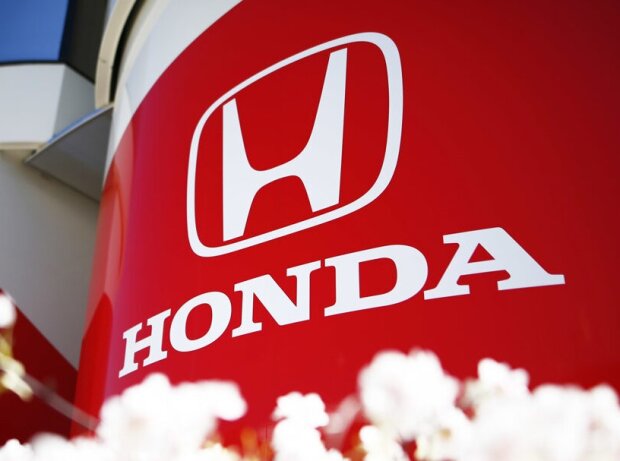 Titel-Bild zur News: Logo des Automobil-Herstellers Honda auf einem Motorhome im Formel-1-Fahrerlager