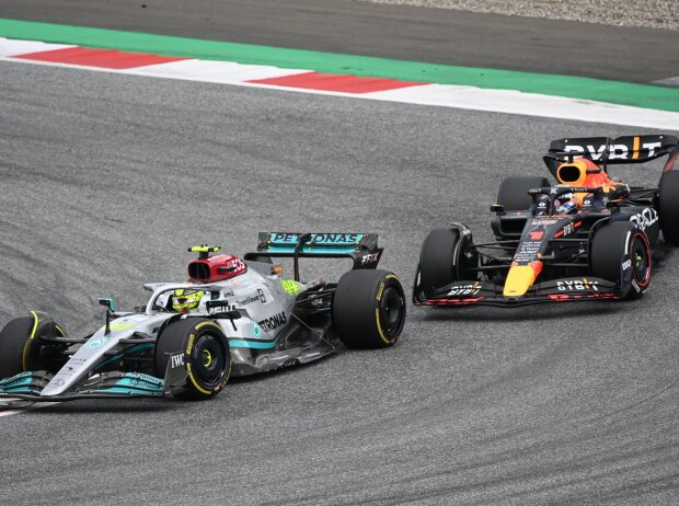 Titel-Bild zur News: Lewis Hamilton (Mercedes) und Max Verstappen (Red Bull) beim Formel-1-Rennen 2022 in Spielberg
