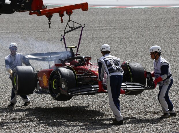 Titel-Bild zur News: Der ausgebrannte Ferrari F1-75 von Carlos Sainz wird abtransportiert