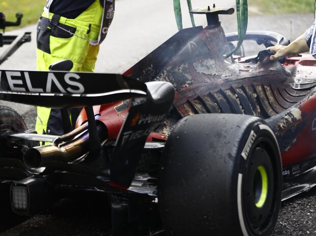 Der ausgebrannte Ferrari F1-75 von Carlos Sainz nach dem Ausfall in Spielberg 2022