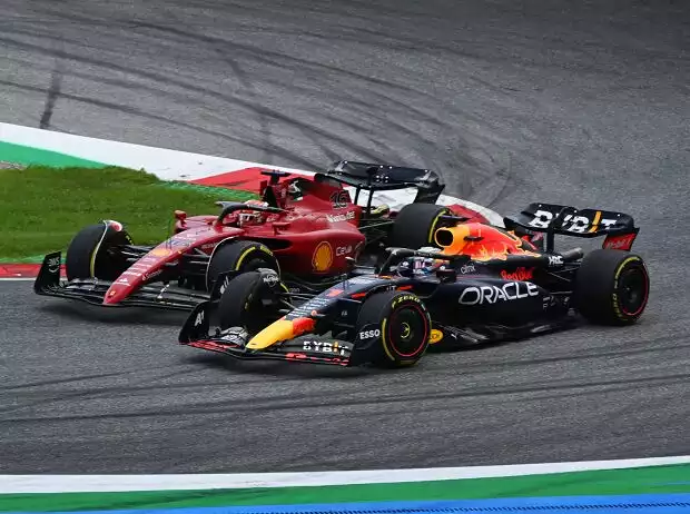 Max Verstappen (Red Bull RB18) und Charles Leclerc (Ferrari F1-75) kämpfen beim Formel-1-Rennen in Spielberg 2022 um die Führung Titel-Bild zur News: Max Verstappen (Red Bull RB18) und Charles Leclerc (Ferrari F1-75) kämpfen beim Formel-1-Rennen in Spielberg 2022 um die Führung