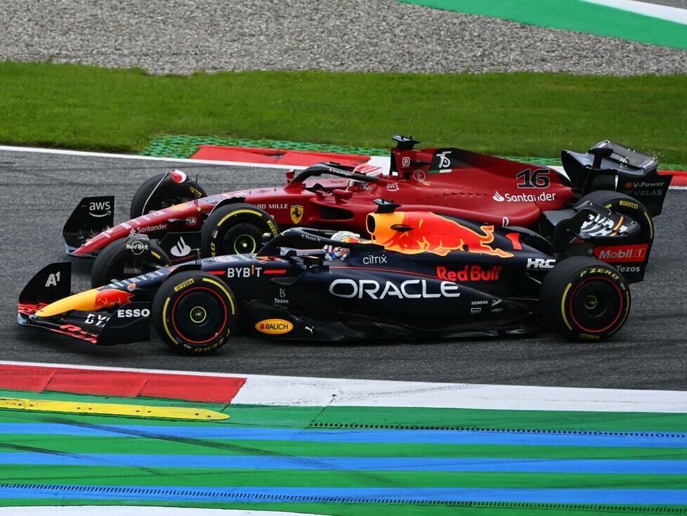 Max Verstappen (Red Bull) und Charles Leclerc (Ferrari) beim Formel-1-Rennen 2022 in Spielberg