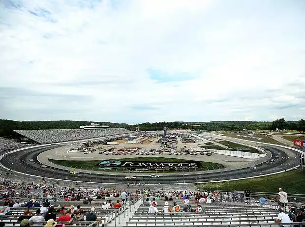 NASCAR-Action auf dem New Hampshire Motor Speedway in Loudon Titel-Bild zur News: NASCAR-Action auf dem New Hampshire Motor Speedway in Loudon