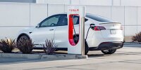Tesla Model Y an einer Schnellladestation