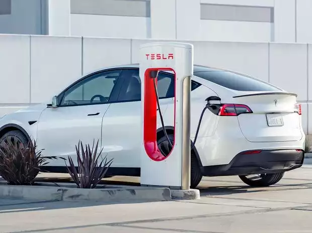 Tesla Model Y an einer Schnellladestation Titel-Bild zur News: Tesla Model Y an einer Schnellladestation