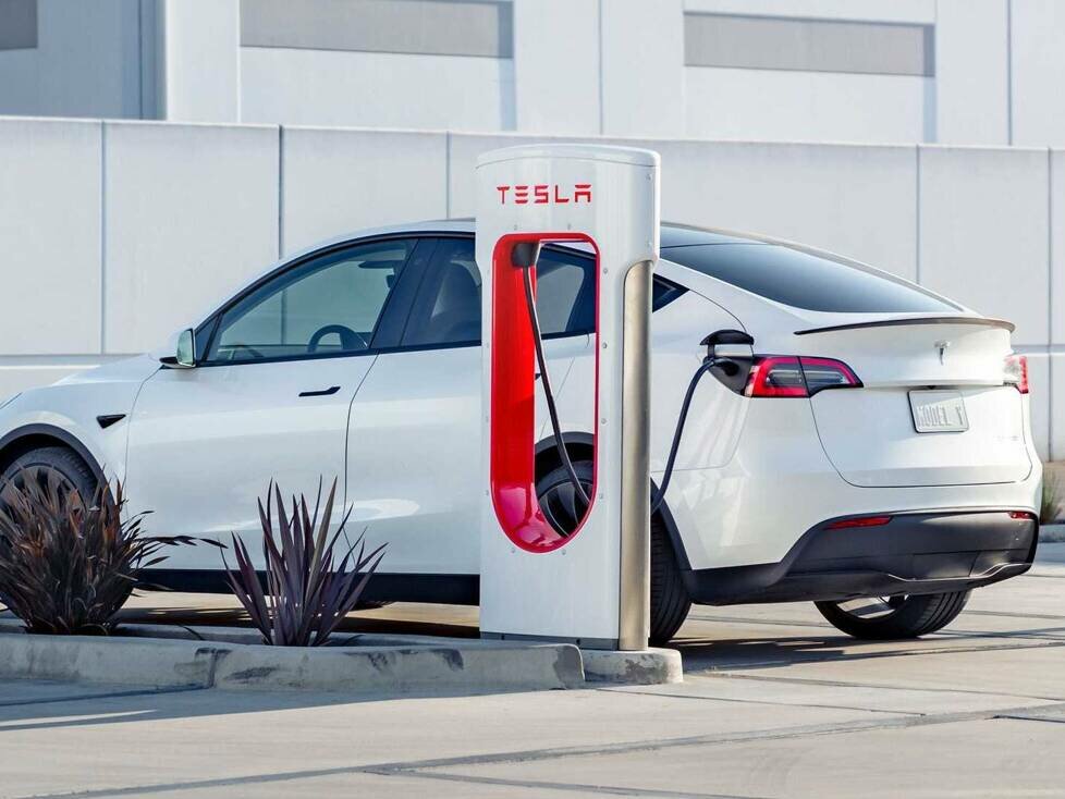 Tesla Model Y an einer Schnellladestation