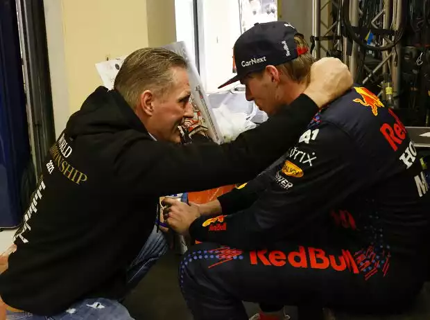 Max Verstappen und Jos Verstappen feiern in Abu Dhabi 2021 den gewonnenen Formel-1-Titel Titel-Bild zur News: Max Verstappen und Jos Verstappen feiern in Abu Dhabi 2021 den gewonnenen Formel-1-Titel