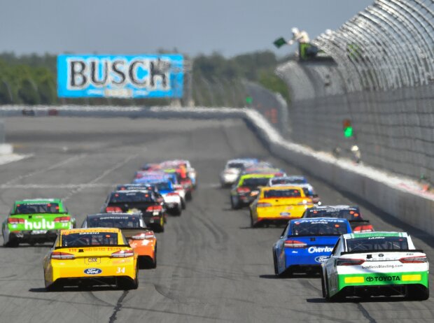 Titel-Bild zur News: Start zum NASCAR-Rennen auf dem Pocono Raceway 2017
