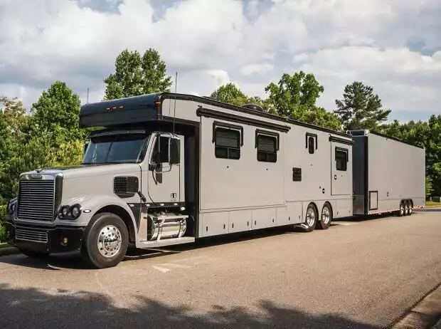 Freightliner Coronado Camper + Haulmark Garagen-Anhänger Titel-Bild zur News: Freightliner Coronado Camper + Haulmark Garagen-Anhänger