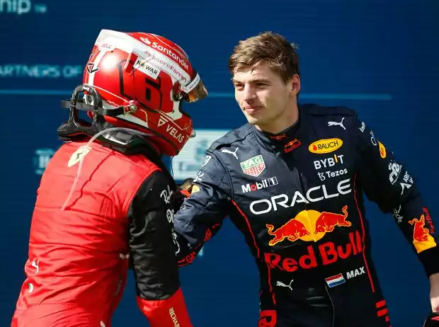 Charles Leclerc (Ferrari) und Max Verstappen (Red Bull) nach dem Formel-1-Rennen in Spielberg 2022 Titel-Bild zur News: Charles Leclerc (Ferrari) und Max Verstappen (Red Bull) nach dem Formel-1-Rennen in Spielberg 2022