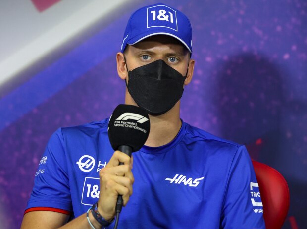 Titel-Bild zur News: Mick Schumacher (Haas) in der Pressekonferenz vor dem Formel-1-Rennen in Frankreich