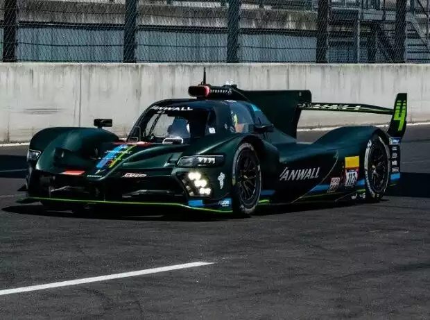 Tom Dillmann absolvierte mit dem Vanwall Vandervell LMH einen Marathontest auf dem Lausitzring Titel-Bild zur News: Tom Dillmann absolvierte mit dem Vanwall Vandervell LMH einen Marathontest auf dem Lausitzring