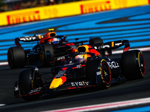 Titel-Bild zur News: Max Verstappen und Sergio Perez (Red Bull RB18) im Training zum Formel-1-Rennen in Frankreich 2022