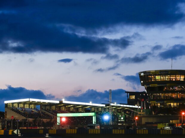 Titel-Bild zur News: Circuit de 24 Heures in Le Mans am Abend