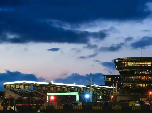 Circuit de 24 Heures in Le Mans am Abend Titel-Bild zur News: Circuit de 24 Heures in Le Mans am Abend