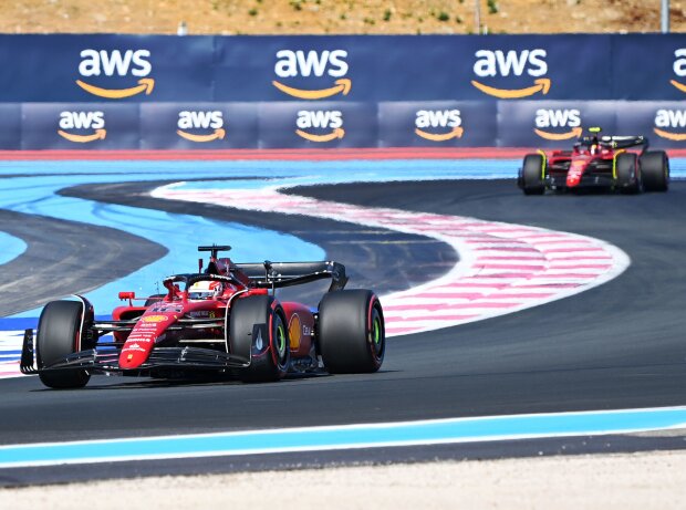 Titel-Bild zur News: Charles Leclerc und Carlos Sainz (Ferrari F1-75) im Qualifying zum Formel-1-Rennen in Frankreich 2022