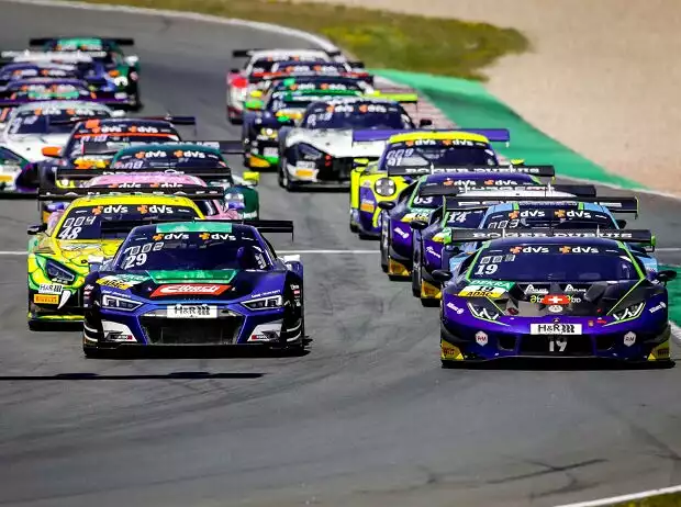 Titel-Bild zur News: Startfeld des ADAC GT Masters 2022