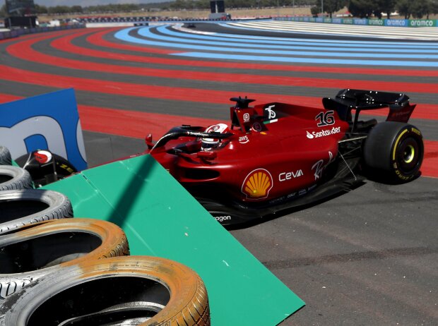 Charles Leclerc (Ferrari F1-75) verunfallt beim Formel-1-Rennen in Frankreich 2022 Charles Leclerc (Ferrari F1-75) verunfallt beim Formel-1-Rennen in Frankreich 2022