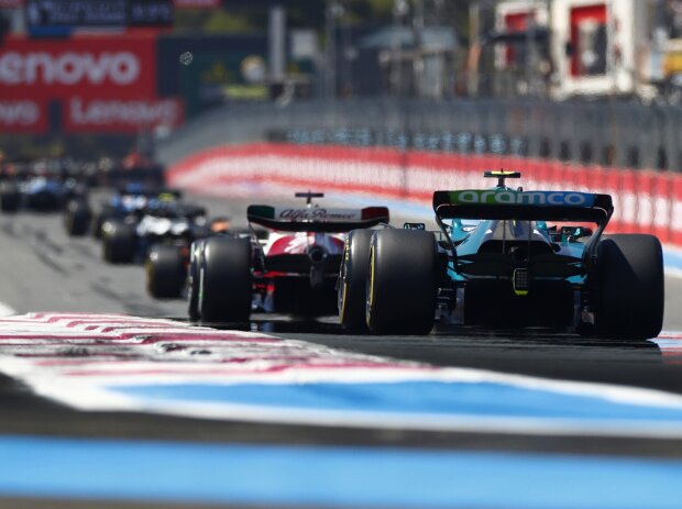 Titel-Bild zur News: Sebastian Vettel am Ende einer langen Schlange von Autos in Le Castellet 2022