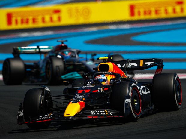 Sergio Perez (Red Bull RB18) vor George Russell (Mercedes W13) beim Formel-1-Rennen in Frankreich 2022 Sergio Perez (Red Bull RB18) vor George Russell (Mercedes W13) beim Formel-1-Rennen in Frankreich 2022