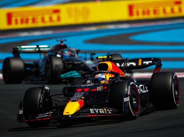 Titel-Bild zur News: Sergio Perez (Red Bull RB18) vor George Russell (Mercedes W13) beim Formel-1-Rennen in Frankreich 2022