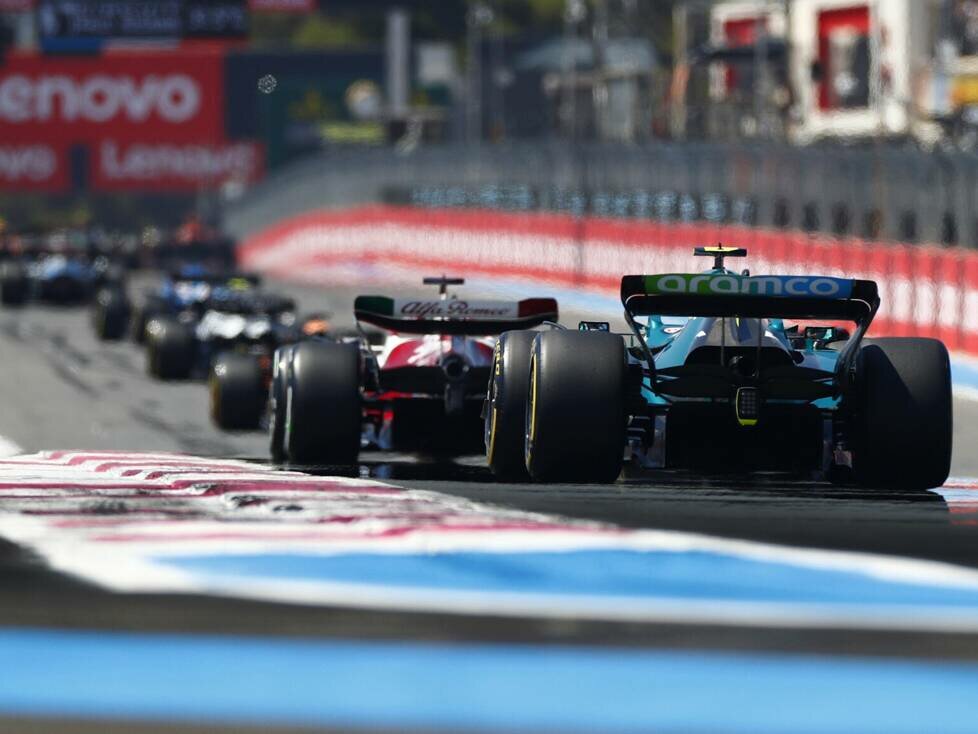 Sebastian Vettel am Ende einer langen Schlange von Autos in Le Castellet 2022
