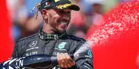 Bild zum Inhalt: Lewis Hamilton liegt am Boden: Ohne Trinkflasche auf P2