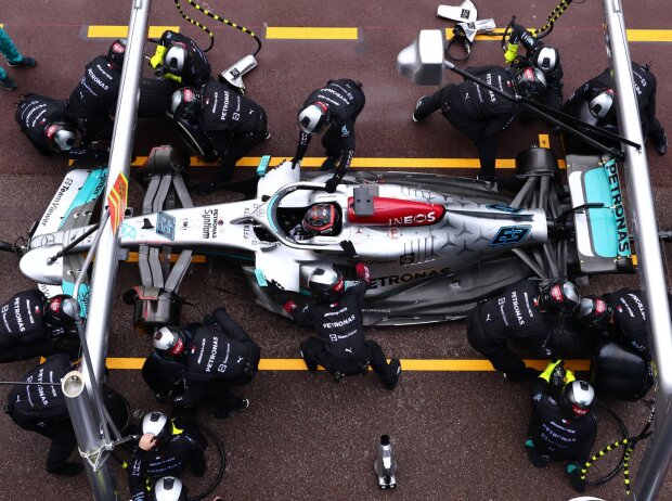 Titel-Bild zur News: George Russell (Mercedes) beim Boxenstopp in der Formel 1