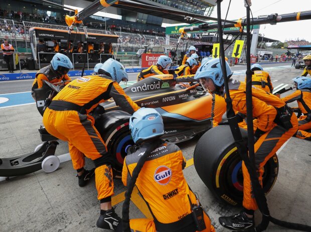 Titel-Bild zur News: Daniel Ricciardo (McLaren) beim Formel-1-Boxenstopp