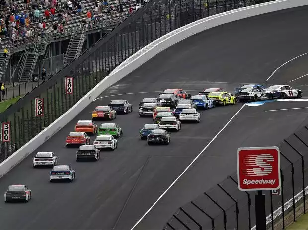 Letzter Restart beim NASCAR-Rennen auf dem Indianapolis-Rundkurs 2021 Titel-Bild zur News: Letzter Restart beim NASCAR-Rennen auf dem Indianapolis-Rundkurs 2021