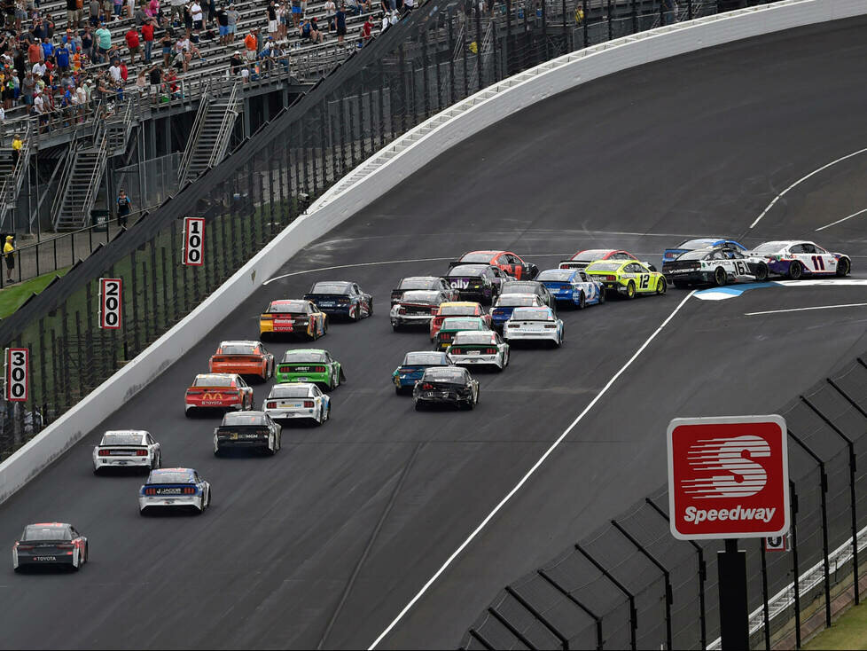 Letzter Restart beim NASCAR-Rennen auf dem Indianapolis-Rundkurs 2021