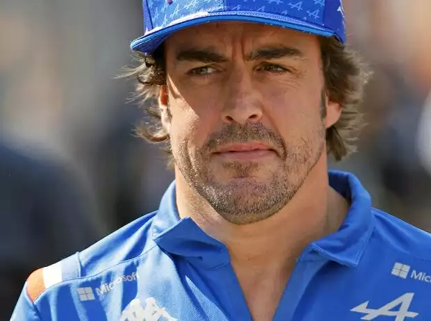 Fernando Alonso im Formel-1-Fahrerlager am Hungaroring 2022 Titel-Bild zur News: Fernando Alonso im Formel-1-Fahrerlager am Hungaroring 2022