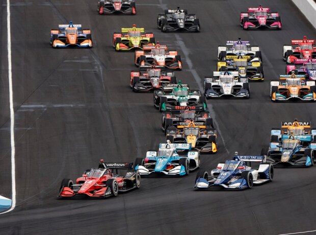 Titel-Bild zur News: Start zum Grand Prix von Indianapolis der IndyCar-Saison 2022