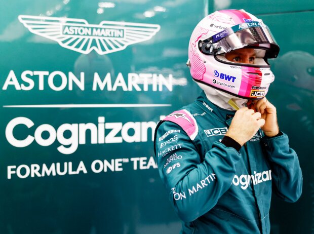Titel-Bild zur News: Sebastian Vettel (Aston Martin) vor dem Formel-1-Training in Ungarn 2022