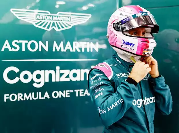 Sebastian Vettel (Aston Martin) vor dem Formel-1-Training in Ungarn 2022 Titel-Bild zur News: Sebastian Vettel (Aston Martin) vor dem Formel-1-Training in Ungarn 2022