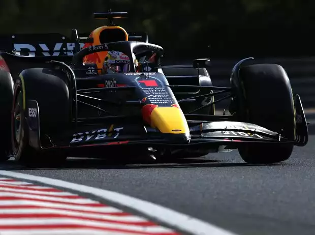 Max Verstappen im Red Bull RB18 beim Freitagstraining in Ungarn 2022 Titel-Bild zur News: Max Verstappen im Red Bull RB18 beim Freitagstraining in Ungarn 2022