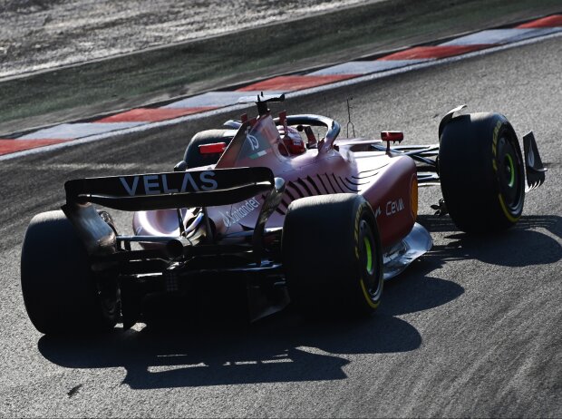 Titel-Bild zur News: Charles Leclerc (Ferrari F1-75) im Training zum Formel-1-Rennen in Ungarn 2022