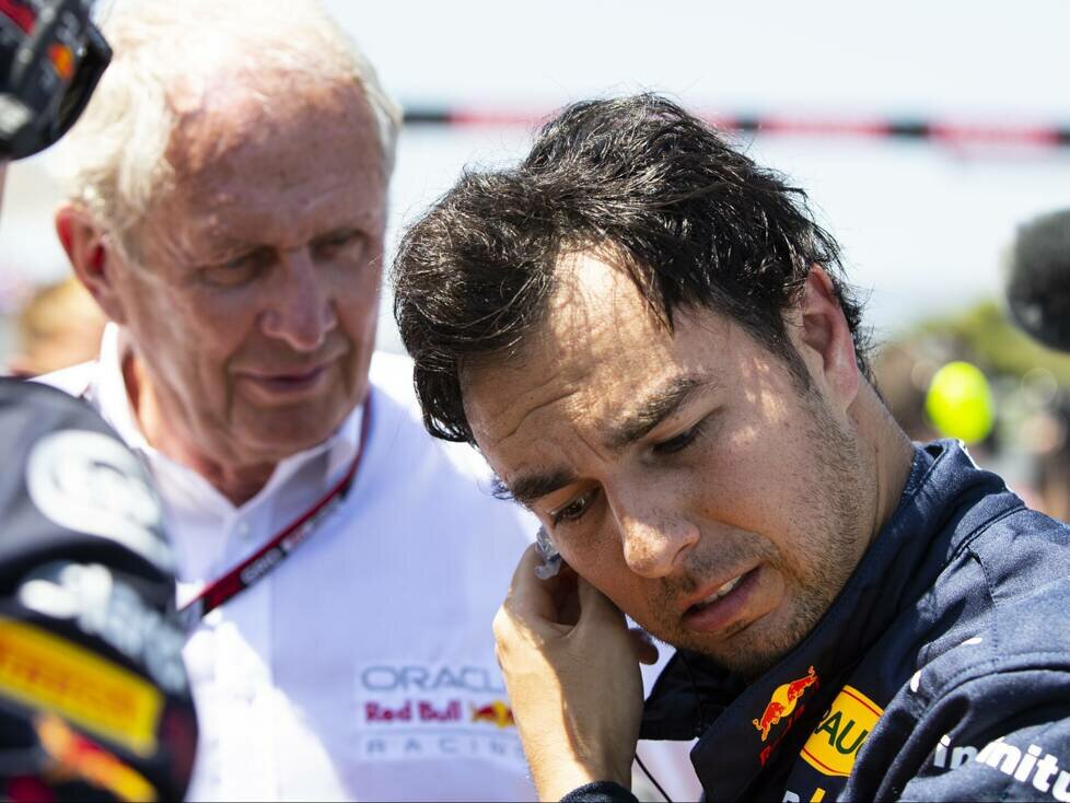 Red-Bull-Sportchef Helmut Marko mit Formel-1-Fahrer Sergio Perez 2022