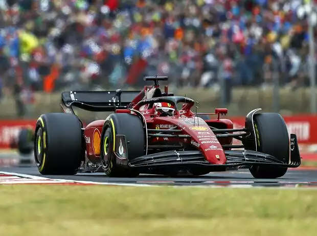 Charles Leclerc (Ferrari F1-75) vor George Russell (Mercedes W13) beim Formel-1-Rennen in Ungarn 2022 Titel-Bild zur News: Charles Leclerc (Ferrari F1-75) vor George Russell (Mercedes W13) beim Formel-1-Rennen in Ungarn 2022