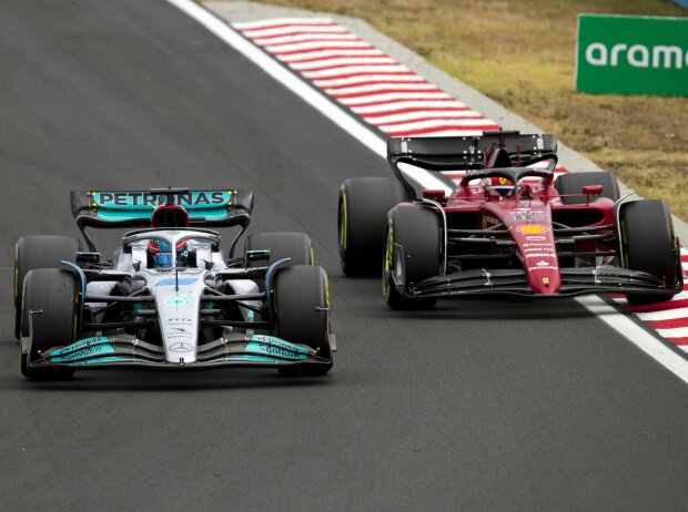 Titel-Bild zur News: George Russell (Mercedes W13) und Charles Leclerc (Ferrari F1-75) beim Formel-1-Rennen in Ungarn 2022