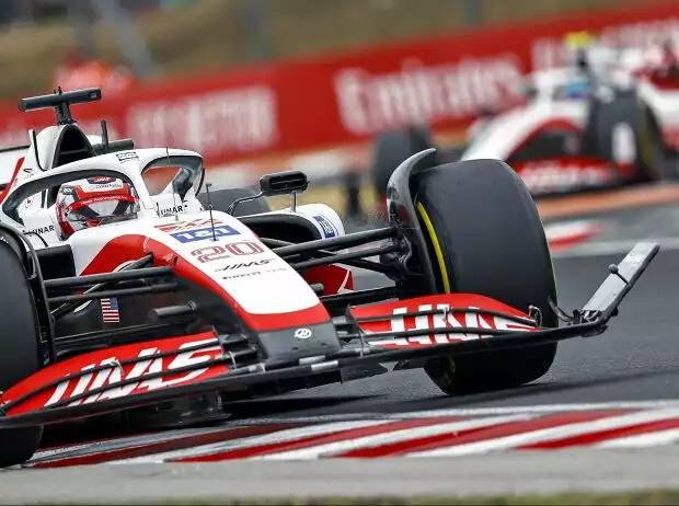 Kevin Magnussen mit abgeknickter Frontflügel-Endplatte im Formel-1-Rennen in Ungarn 2022 Titel-Bild zur News: Kevin Magnussen mit abgeknickter Frontflügel-Endplatte im Formel-1-Rennen in Ungarn 2022