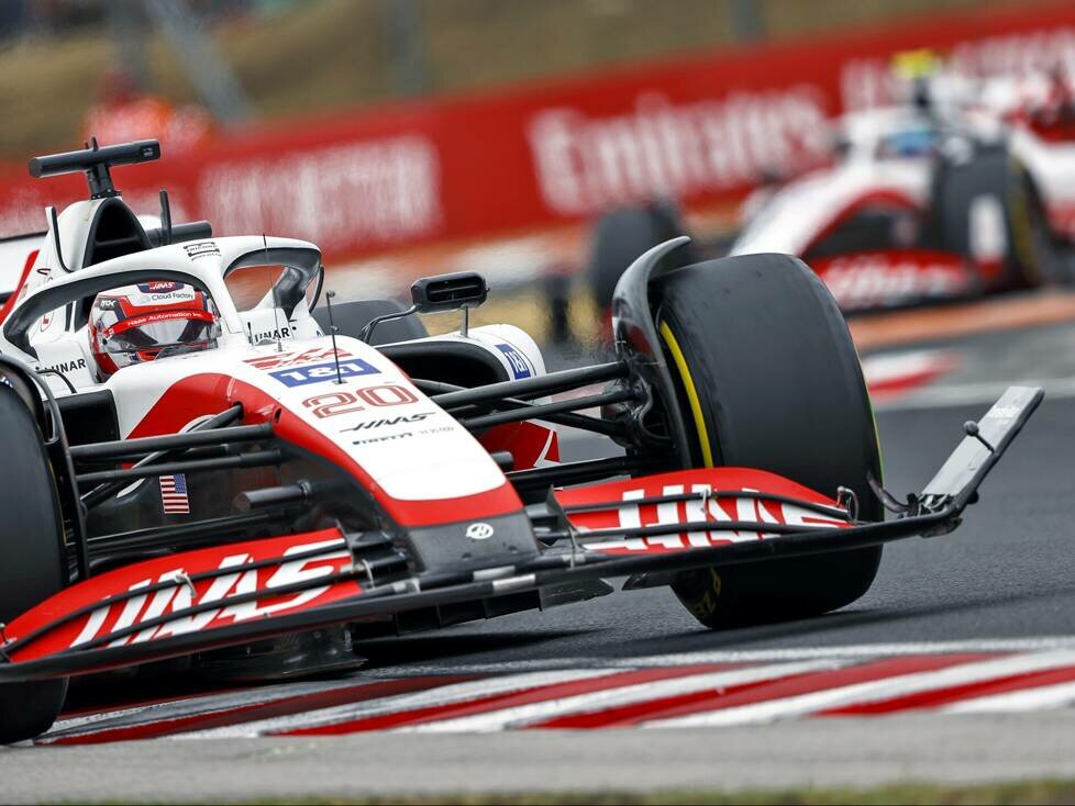 Kevin Magnussen mit abgeknickter Frontflügel-Endplatte im Formel-1-Rennen in Ungarn 2022