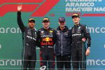 Lewis Hamilton (Mercedes), Max Verstappen (Red Bull), Adrian Newey und George Russell (Mercedes) 