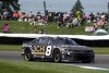 Bild zum Inhalt: NASCAR Indianapolis: Tyler Reddick setzt sich in wilder Schlussphase durch