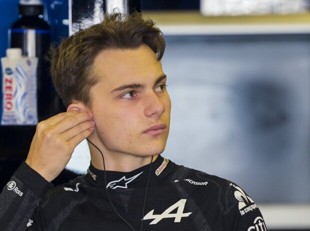 Oscar Piastri in der Alpine-Box beim Formel-1-Test in Abu Dhabi 2021 Oscar Piastri in der Alpine-Box beim Formel-1-Test in Abu Dhabi 2021