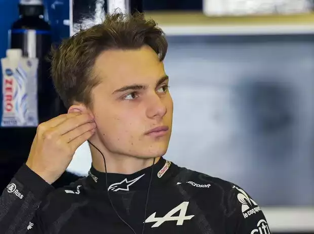 Oscar Piastri in der Alpine-Box beim Formel-1-Test in Abu Dhabi 2021 Titel-Bild zur News: Oscar Piastri in der Alpine-Box beim Formel-1-Test in Abu Dhabi 2021